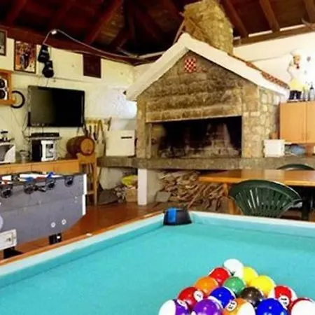 Appartement In With Terrace, Air Conditioning, Wifi, Washing Machine