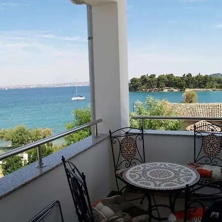 Appartement In With Terrace, Air Conditioning, Wifi, Washing Machine