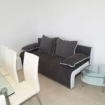 아파트 In With Terrace, Air Conditioning, Wifi, Washing Machine