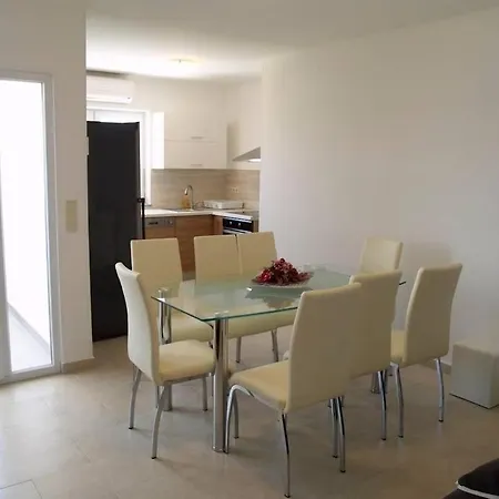아파트 In With Terrace, Air Conditioning, Wifi, Washing Machine